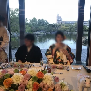 高砂の後ろに見える庭園が素敵です