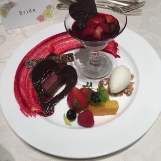 カシスとチョコレートのデザートです。見た目も可愛かったです