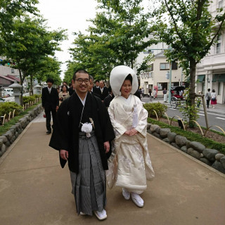 挙式会場の鶴岡八幡宮まで段葛を歩きます。