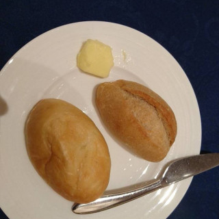 ソフト系ハード系2種類のパンです。バターはほんのりレモン風味