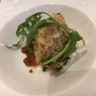 お魚料理。ぱりぱりの鱗が絶品でした。