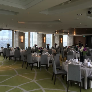 落ち着いた色を基調とした披露宴会場です。