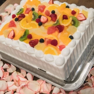 ケーキ30人分単位のフルーツケーキ。周りの花はオプションです