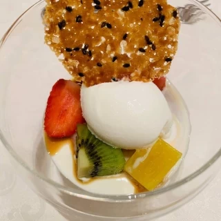 デザートは自家製白ごまアイスとパンナコッタ。