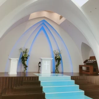 ゲストとの距離はやや遠め