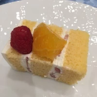 カットされたウエディングケーキ