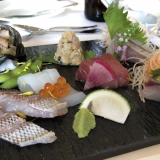 お刺身は種類も量もたくさん、豊後水道のお魚です