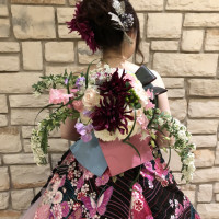 振袖ドレスの後ろには花帯という生花を飾ってもらいました