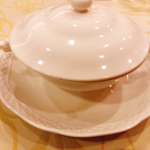 茶碗蒸し。蓋はついたまま運ばれてきます。|500814さんの小さな結婚式 川崎チャペルの写真(619223)
