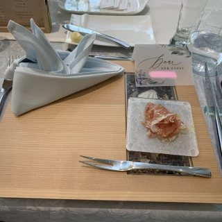 お盆の中に貝殻が入っていてお洒落でした。