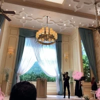 自然光が入る爽やかな雰囲気の会場です。