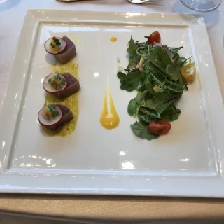鮪のキューブ ルッコラのサラダ