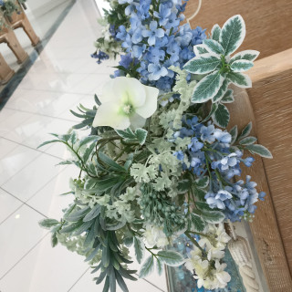 白と青い装花でバージンロードが映えます。
