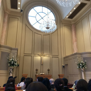 挙式会場は天井が高く、正面の大きな丸い窓が印象的です。