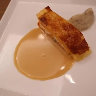魚料理 真鯛のパイ包みです。
ソースも美味しかった！