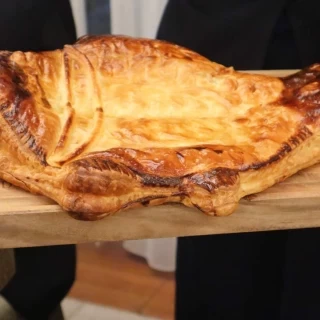真鯛のパイ包みです。スタッフさんが見せて回ってくれました。