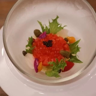 前菜 サーモンのタルタルです。
見た目よし、味よしでした。