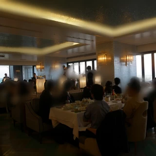 外からの逆光のため、会場は少し暗く見えますが実際は明るいです
