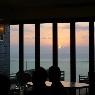 ちょうど夕陽がみえます。