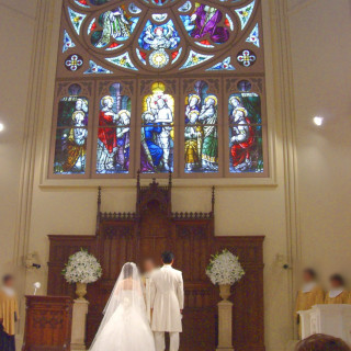 ステンドグラスが美しいチャペルと祭壇