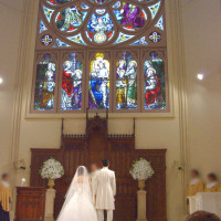 ステンドグラスが美しいチャペルと祭壇