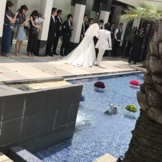 プールの周りを歩き皆からフラワーシャワー浴びてます