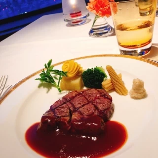 デミグラスソースが一味違う。トマトの風味が強く感じられる。