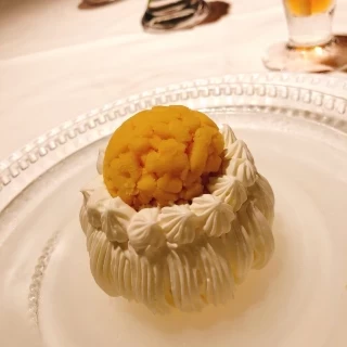 生クリームと上にはマロン。中にはバニラアイスが入ってる。