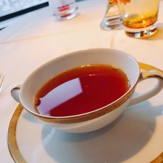 伝統的なコンソメスープ。目の前でスープを注いでくれる。うまい