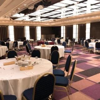 広い会場。100名以上可能。