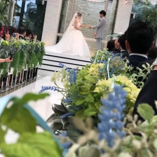 曇りの日の挙式も明るく写る挙式会場