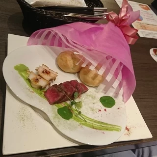 松坂牛、あわび、グリンピースソース。ブロッコリーのパウダー