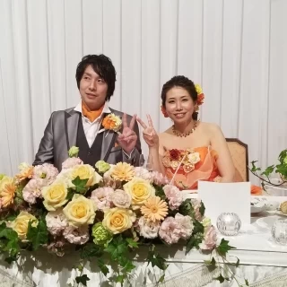 ドレスの色に合わせて、オレンジや黄色、緑のお花にしました♪