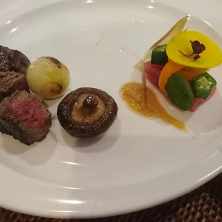 前菜がマグロのお刺身を使ったもの