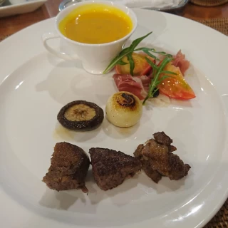 前菜が生ハムとフルーツトマトを使ったもの