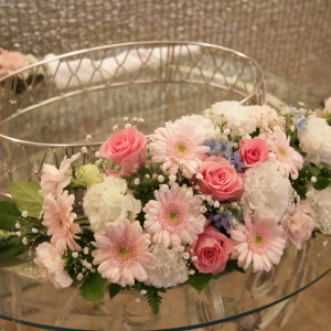 ケーキ前装花とナイフの装花(全てプラン内)|501503さんのクラブハウスセフィロトの写真(787560)
