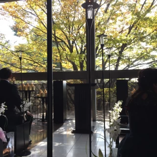 緑が見える挙式会場。