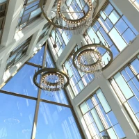 挙式会場の天井から光が入ります。