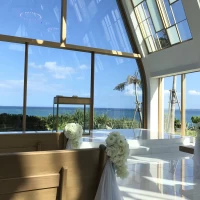 奥には海が見えます。