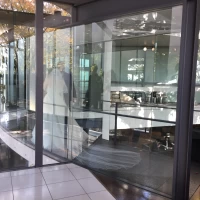 入場までの廊下はガラス張りです。