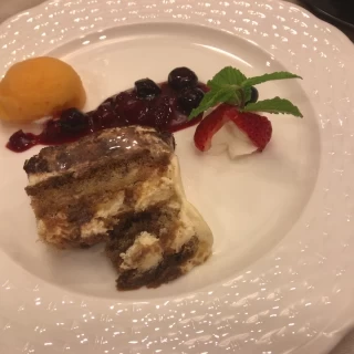デザートのティラミス。甘さ控えめで好みでした。