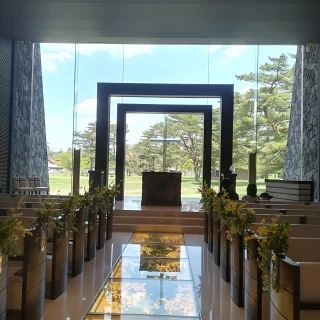 下からライトアップされたお花の上をあるきます。