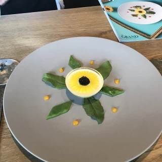 試食で出たひまわりのデザインの前菜