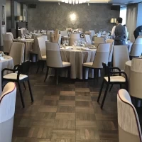 大きい披露宴会場のゲストテーブル