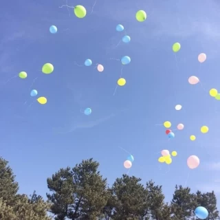 青空の下でバルーンリリース