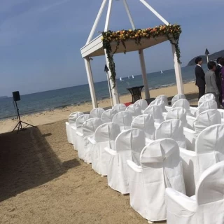 海を一望できるオープンチャペル