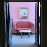 披露宴が始まるまでの待合スペースが可愛すぎるピンクの壁