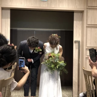 お色直し入場、ナチュラルな壁はドレスも合います。