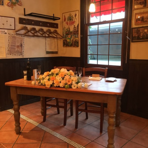 披露宴時の新郎新婦のテーブル席。花は一番低い3.24万。|501945さんのトラットリアカンパニオ （TRATTORIA Companio）の写真(624886)