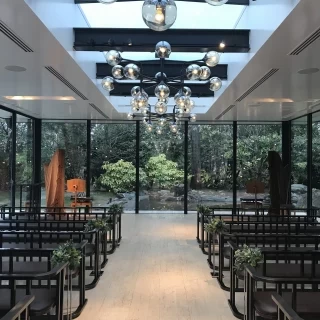 ガラス張りのチャペル